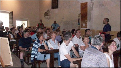 La prima uscita in ambiente  programmata a S.Bernardo.
Era il sette luglio del 2009. Una giornata pi che piovosaoserei dire tempo da lupi.
Il mattino mi telefona laddetto alla grigliata: Che fare, la compro la carne?. Il convito si dovrebbe tenere sotto il porticato della chiesetta ed una ventina di persone aveva prenotato per la cena.
Io, come sempre incosciente ed al contempo ottimista, confermo sicura che la sera il tempo sarebbe migliorato.
La sera, tutto come da programma, visita guidata, cenetta conviviale sotto il porticato e poi lezione allOsservatorio Serafino Zani, aperto il marted. 
l maltempo ci aveva concesso una tregua, giusto il tempo di ripartire in macchina, dopo  ripreso a diluviare.
Il ventitr dello stesso mese con un gruppo di una sessantina di persone ci rechiamo al Santuario di Conche. Il territorio  quello di Nave, ma i Lumezzanesi sono molto legati a questo santuario ed a S.Costanzo.
Io ed il professore, precediamo il gruppo che segue a distanza di unora guidato dagli amici del C.A.I.
Dopo linteressante spiegazione, cena nel ristoro a cura dei volontari di Nave.
Suggestivo il rientro sul sentiero con le torce.
Grazie alla disponibilit della proprietaria, Sig.ra Diomira, con il gruppo dei nostri interessati escursionisti riusciamo ad accedere alla bellissima chiesetta di S.Onofrio, nel territorio di Bovezzo. E il primo ottobre del 2009.
La serata  bellissima, da lass dominiamo lintera citt illuminata. Della chiesa, ci stupisce la quantit degli affreschi rappresentanti momenti di vita delleremita.
Segue poi unallegra tavolata allo Chalet.
Arriviamo poi a Sabato dieci luglio del 2010. La graziosa chiesa di S. Emiliano, nel territorio di Sarezzo.
Lavevo visitata alcuni mesi prima su indicazione di un caro amico.
Perch non proporla per i nostri percorsi fuori porta?
Grazie alla grande disponibilit dei nostri amici del C.A.I., agli amici di S. Emiliano, e naturalmente del nostro professore Nichilo, ci avventuriamo sui sentieri di S.Bernardo sotto il sole battente del primo pomeriggio.
Anche questa volta precedo il gruppo con il professore, Edoardo e mio fratello.
Il professore, cammin facendo, perde la suola dello scarpone naia ma riesce ad arrivare puntuale allappuntamento.
Arrivato il gruppo accaldato, qualcuno giunto in macchina da Sarezzo, inizia la visita e poi, a seguire, unallegra tavolata e la discesa verso S. Bernardo allimbrunire.
E stato bellissimo conoscere queste realt che ci circondano, immerse in una natura rigogliosa e conservate da gruppi di lodevoli volontari che operano con passione alla loro tutela e promozione, ma altrettanto bello  stato condividere queste esperienze con tanta gente con la voglia di conoscere e di stare insieme.
Sarebbe bello, per il futuro, che questa esperienza fosse portata avanti e si sviluppasse verso altre realt della Valle Trompia, ricca di pregevoli e forse ancor poco conosciute testimonianze religiose.

    	      Amalia B.  			
