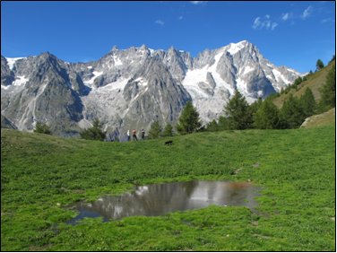 
Dopo la pausa estiva settembre ci riporta in pista con una gita in Val dAosta: anteprima culturale al ben conservato Castello di Fenis, successiva sudatissima salita al Rifugio Bertone (chi ha detto che era agevole ?) ampiamente ripagata dal maestoso spettacolo del Gruppo del Bianco senza una nuvola: e non capita spesso!
La serata al rifugio si conclude in bellezza con le diapositive che il gestore cordialmente ci mostra e con lesibizione del CoroCAI a grande richiesta dei nostri cugini francesi, ospiti come noi del rifugio.
Il giorno dopo la TETE de BERNARD e la TETE de la TRONCHE si fanno desiderare (con alcuni ambigui commenti da parte di soci soprattutto maschi), ma noi proseguiamo imperterriti verso la nostra meta passando per il nuovo Rifugio Bonatti che risveglia in noi il desiderio di un ritorno invernale.



Il Pasubio, 52 gallerie buie e scivolose ricche di storia e drammi umani, ci fa riflettere sulla tragedia della guerra e sulla sua inutilit.
Molto apprezzata la scelta del pullman per questo trasferimento: la dimostrazione la si ha al momento della sosta; il tavolo quasi non riesce a contenere tutte le prelibatezze dolci e salate.


Ai laghi di Cornisello, la neve e la nebbia cimpediscono di vedere e godere la gita a pieno: pranzo al sacco seduti su sassi gelidi e per contorno neve.
La conclusione del programma si svolge in Caregno: giornata splendida, qualcuno si fa il Guglielmo, altri il giretto per non sentirsi in colpa e tutti si tritano lo spiedo (e non solo) della Fabbrica.
Speriamo che questi pochi appunti semiseri vi facciano venire la voglia di continuare a camminare con noi; arrivederci al prossimo programma!
Ciao dalle vostre Croniste Escursioniste  


